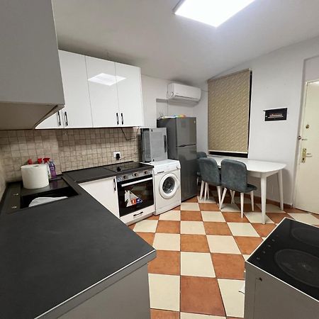 Sisterhood Hostel-Female Only ติรานา ภายนอก รูปภาพ
