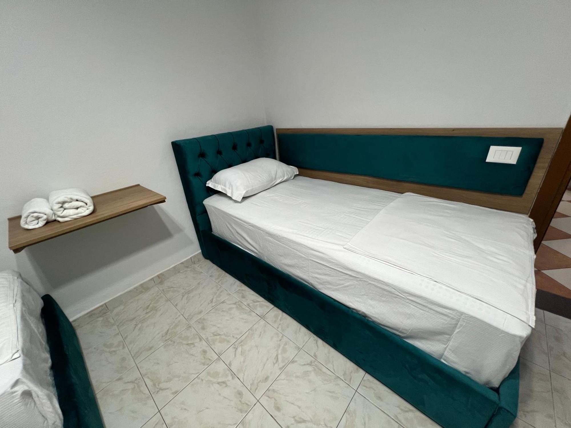 Sisterhood Hostel-Female Only ติรานา ภายนอก รูปภาพ